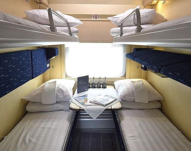 Завжди з дітьми купую ціле купе в потязі. І тут провідник мені заявляє: «Так робити недобре. Заборонити таке треба»