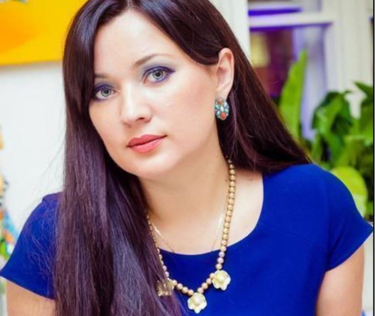 Катя зacтyкала чоловіка із сусідкою. Більше його прощати вона не збиралася.