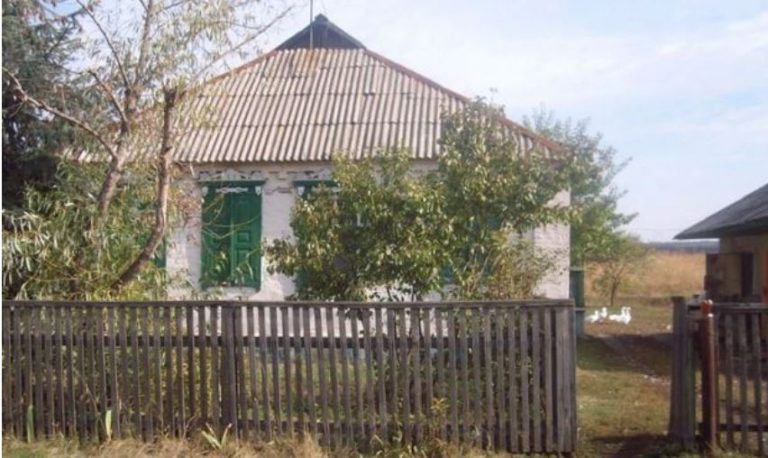 Подзвонили в двері, жінка пішла відкривати. А там виявилася дочка, Віра, вже її мама точно не очікувала побачити