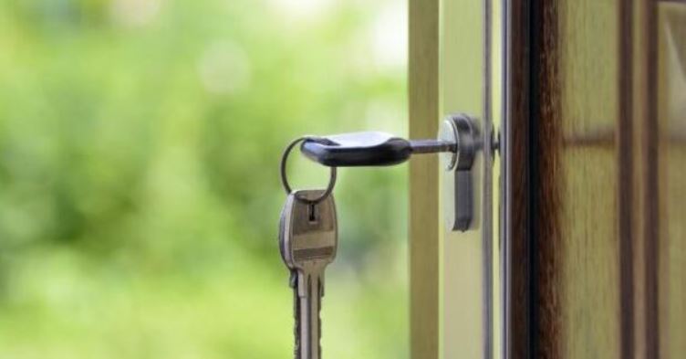 У свекрухи просто закінчилося терпіння. Вона покликала мене з чоловіком, і ще середнього сина з дружиною, щоб допомогли виселити племінників, зібравши їх речі.