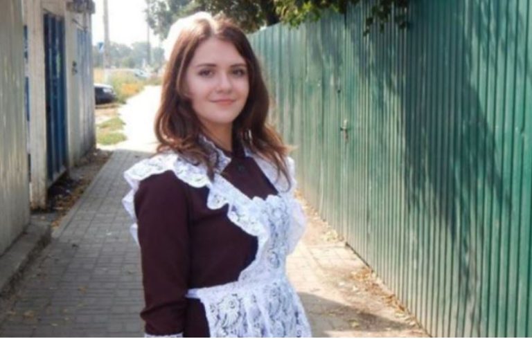 У школі всі дівчата заз дрили красуні Алісі, але ніхто не міг би уявити собі що стане з нею потім