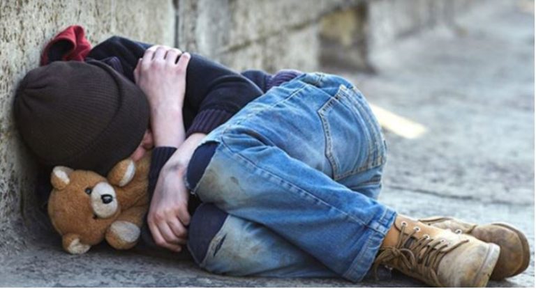 Хлопчик підійшов надвір до чоловіка і попросив у нього їжі. Ця зустріч стала доленосною для них обох