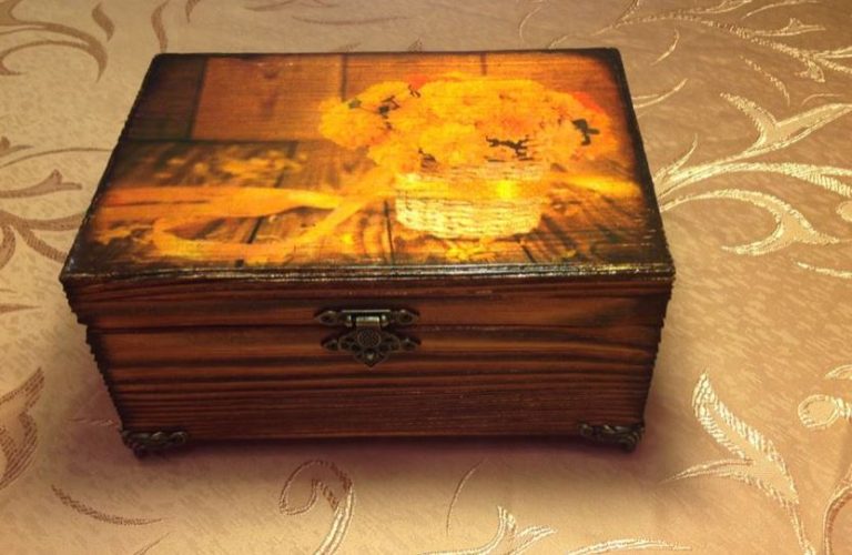 Коли Віра за хотіла купити собі колготки, то виявилося, що в скриньці немає жодної копійки, а чоловік пояснив це тим, що його мамі треба було купити нове пальто, адже вже прохолодно, а гроші на картці мами чіпати не можна, вони на майбутнє… Віра зірвалася з ланцюга.