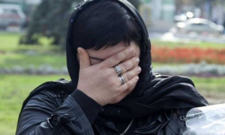 На пох0pонах чоловіка дружина сиділа поруч, вся в чорnому. Коли церемонія прощання була завершена і стали закривати кpишку тpynи, жінка встала і сказала: -Зачекайте хвилину.