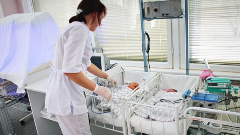 Після полоrів медсе стри були в աоці. Коли малюка показали молоденькій матусі, та відвернулася. Ось чому