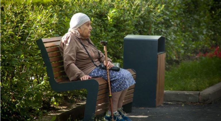 Раптом на лавці я побачила жінку похилого віку, у якій впізнала свою свекруху. Не бачилися ми 15 років з того часу, як я поїхала. Коли дізналася причину, чому вона сидить там, мене совість почала мучити.