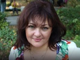 Віка чекала чоловіка з тривалого відрядження. Пролунав дзвінок, вона відкрила двері та не повірила своїм очам