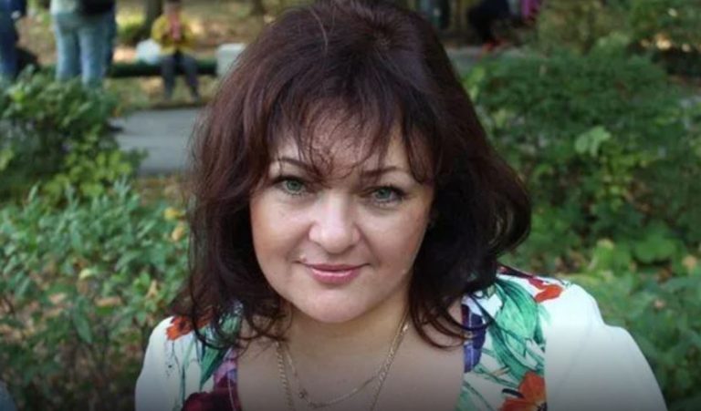 Віка чекала чоловіка з тривалого відрядження. Пролунав дзвінок, вона відкрила двері та не повірила своїм очам