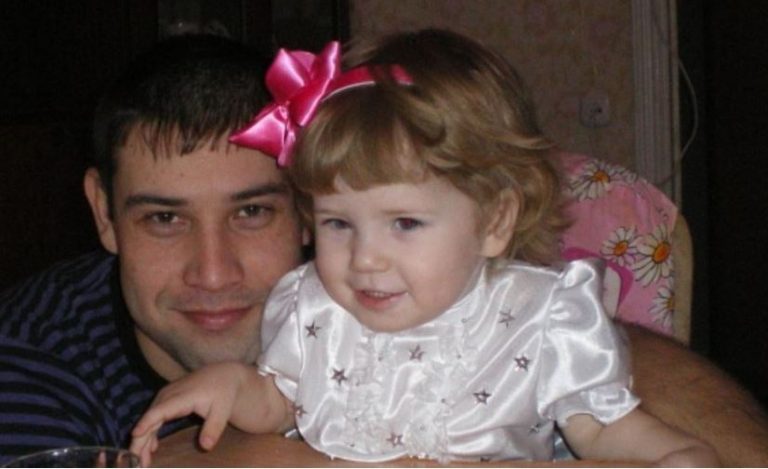 Коли сім’я сіла вечеряти, донька раптом запитала: «А дядько вже вийшов з шафи?» Жінка не думала про такий варіант