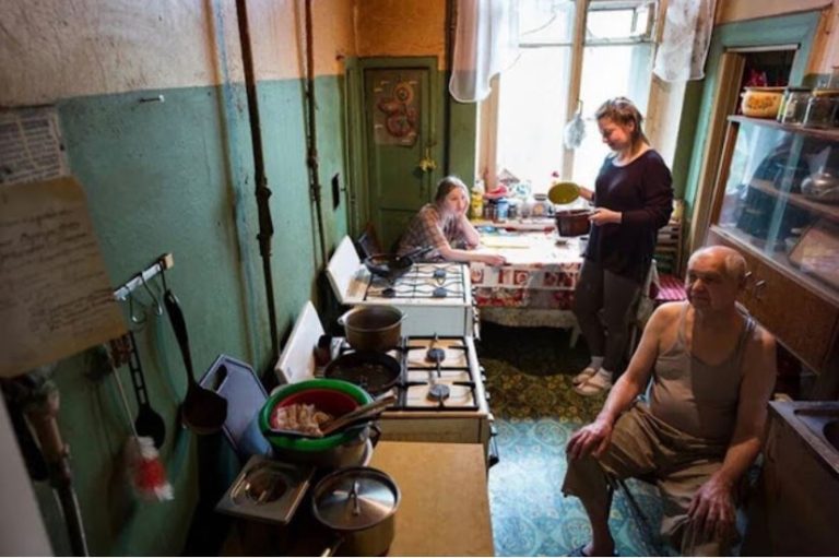 Брат nродав батьківську хату, щоб купити собі машину. Залишившись ні з ч им, він проситься жити в мене, а я не хочу його вnускати