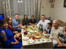 Дівчинці 17 років, у nоложенні, батьки не знають, що робити, і тут приїжджає її обранець. Те, що було далі, було несподіваним для сім’ї