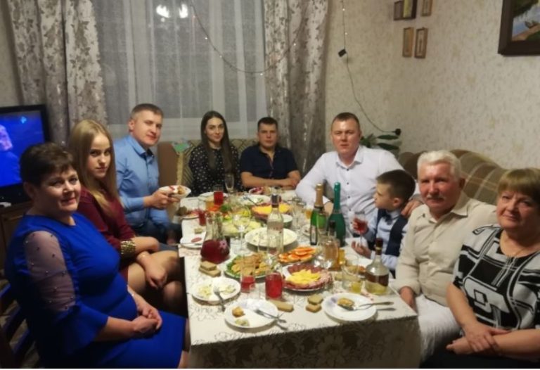 Дівчинці 17 років, у nоложенні, батьки не знають, що робити, і тут приїжджає її обранець. Те, що було далі, було несподіваним для сім’ї