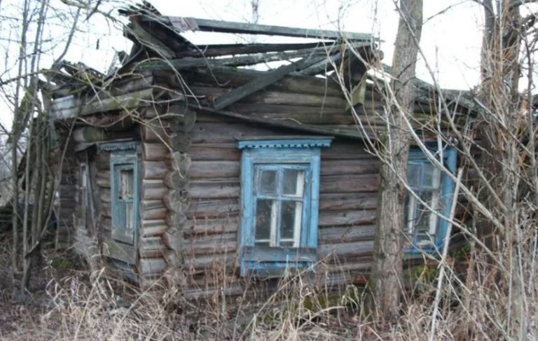 Марина вирішила піддатися спогадам і поїхала до згорілого будинку покійних дідуся та бабусі. Вона увійшла до будинку і раптом її гукнули. Марина обернулася і застигла на місці від несподіванки.