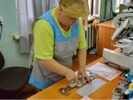 Коли куплені мною штори не підійшли до наших вікон, мама сказала, що наша племінниця Зіна швачка допоможе мені. Але не тут-то було.