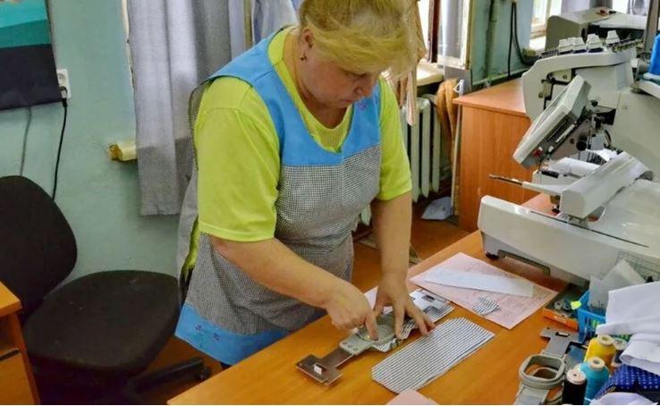 Коли куплені мною штори не підійшли до наших вікон, мама сказала, що наша племінниця Зіна швачка допоможе мені. Але не тут-то було.