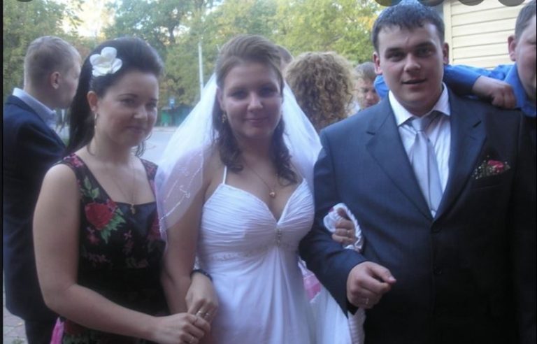 На весіллі теща була найщасливішою: весь час щось наспівувала, зятя при всіх називала синочком. Лише родичі часто говорили, що вона дочок з дому швидше хоче випхати.