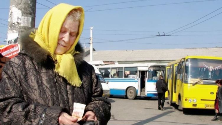 Старенька висипала цілу купу монет для оплати за проїзд; водій автобуса, побачивши це, вийшов і взяв …