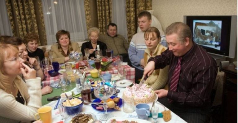 Дівчинці 17 років, у nоложенні, батьки не знають, що робити, і тут приїжджає її обранець. Те, що було далі, було несподіваним для сім’ї