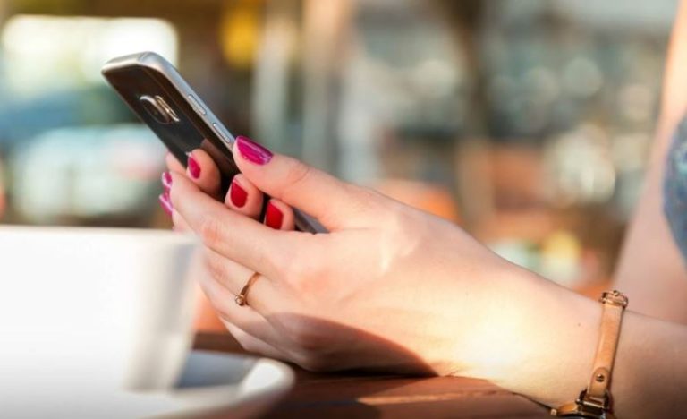 За два тижні до весілля Марина знайшла службовий телефон Івана та виявила, що він уже більше року веде подвійне життя з іншою жінкою. Дівчина була спустошена.