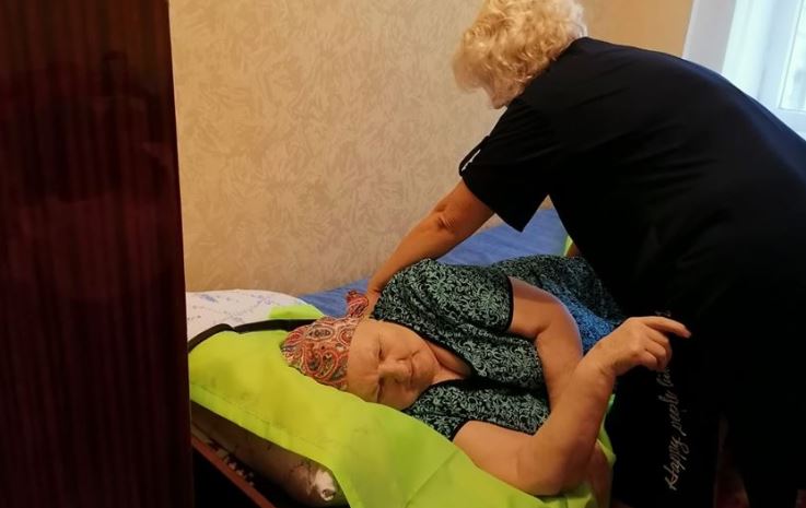 Коли дізналися, що свекрусі погано, з чоловіком одразу ж поїхали. Коли ми ввійшли до будинку, вона наказала синові вийти, а мене попросила сісти ближче до неї.