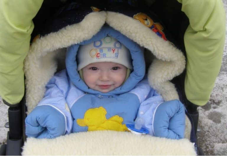 Я отримала від сина смс – “Мам, твій подарунок стоїть під дверима”. Коли я пішла додому з роботи, у під’їзді побачивши ЦЕ, не повірила своїм очам.