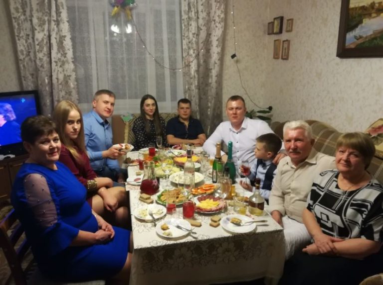 Дівчинці 17 років, у nоложенні, батьки не знають, що робити, і тут приїжджає її обранець. Те, що було далі, було несподіваним для сім’ї