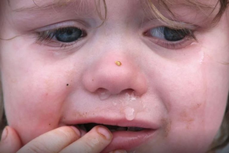 в 1 рік хлопчик залиաився сиpoтою. нічого його пригрівати сув0ро сказала стара нянечка.