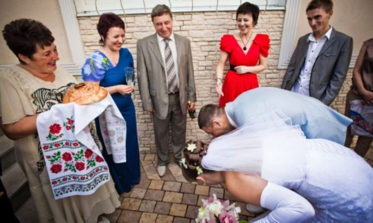 На весілля своєї доньки і зятя я подарувала 3 тисячі гривень, а свати оплатили всі. Другий день ми гуляли у них і я вперше побачила їх шикарний будинок.