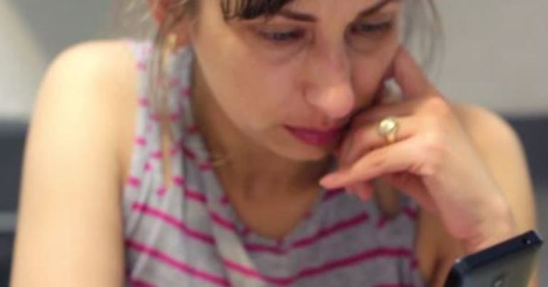 Дізнавшись про зра ду чоловіка з моєю найкращою подругою, я зібрала свої речі та поїхала до іншої країни. Пройшло багато років, і раптом до мене надійшов дзвінок від подруги