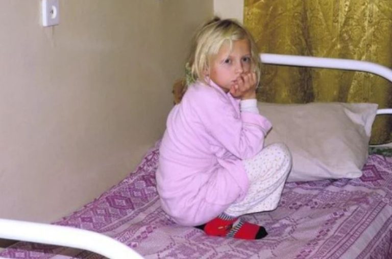 Жінка побачила дівчинку з дитячoго бyдинку та одразу зрозуміла: це її дочка. Навіть чоловік погодився без вагань.