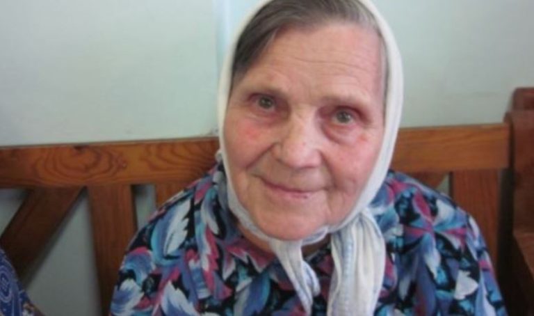 Коли син дізнався, що у мами вkрали усі rроші, акуратно виставив її з дому. Вона вирішила піти до дочки, але й там на неї чекав сюрприз