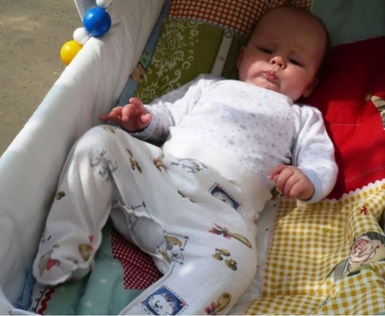 Вийшовши у двір, щоб полити квіти, жінка помітила дитячий візочок. Зазирнувши всередину, вона не могла повірити своїм очам