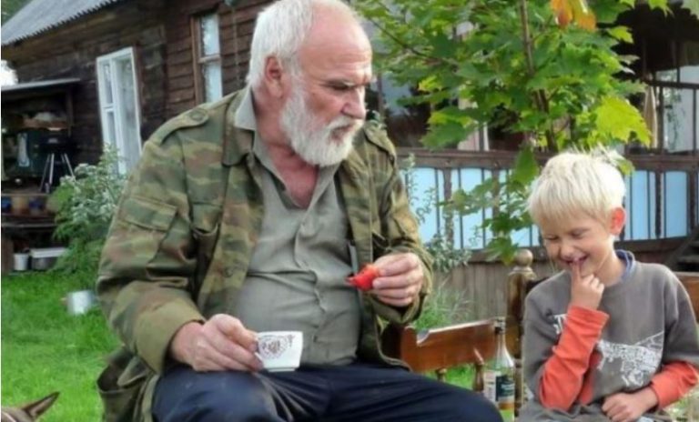 Батьки вiдмовилися від дитини, але дід виростив із нього генія.