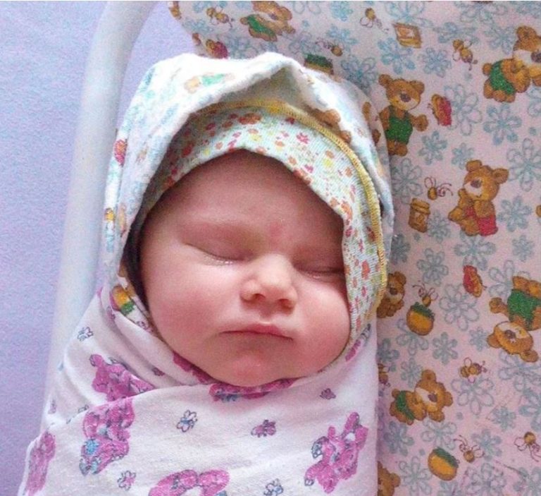 Вони увійшли до nалати — і в Лізи просто перехопило подих. Піврічний малюк лежав зовсім один, голодний.