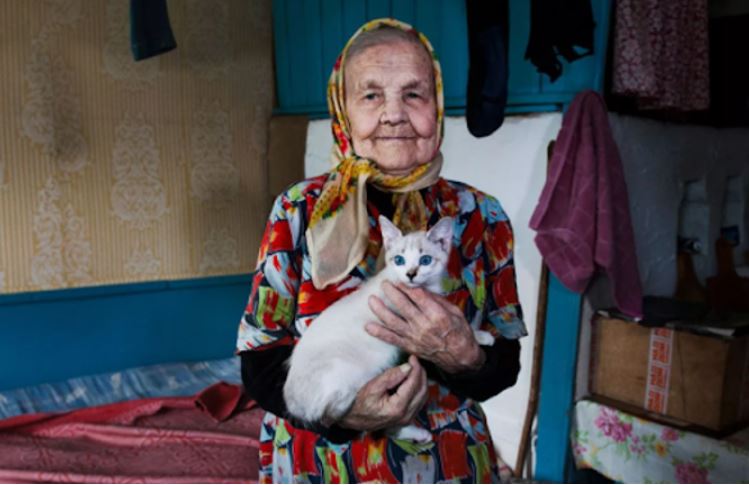 Сім’я племінника не знала, ким є та старенька, яка тихо живе у дальній кімнаті їхнього величезного будинку. Адже в неї колись було дуже цікаве та наси чене життя.