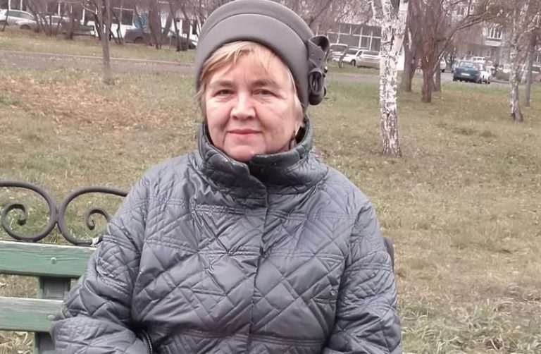 Син поїхав за кордон, а дві молодші дочки продали мою трикімнатну квартиру, переселили мене в однокімнатну, а гроші від продажу поділили між собою