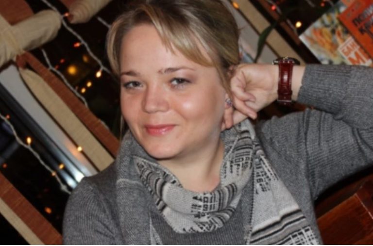 Зайшовши якось по дорозі в місцевий магазин, Оксана впізнала мати свого першого кохання в старій жінці, яка йшла їй назустріч. Жінка теж впізнала її — і не стримала сл із