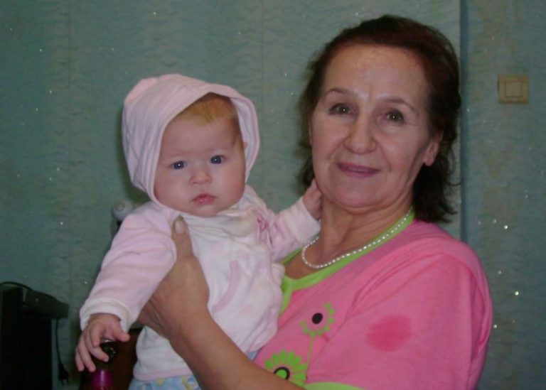 Роман взяв на руки конверт з новонарօдженою бабуся і дідусь почали заглядати на личко. Несподівано свекруха зблідла і білими губами промовила, що дівчинка не романа.