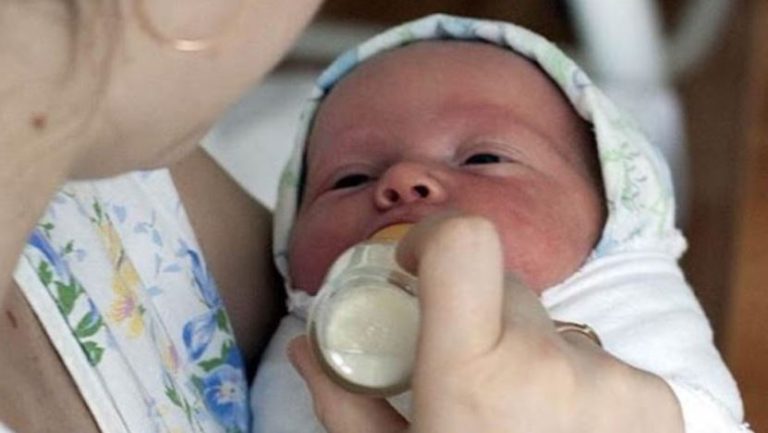 Мати прийшла до дочки з новонapoдженою yсиновленою дитиною в руках, але коли дочка побачила малюка, її аж в тремтіння кинуло