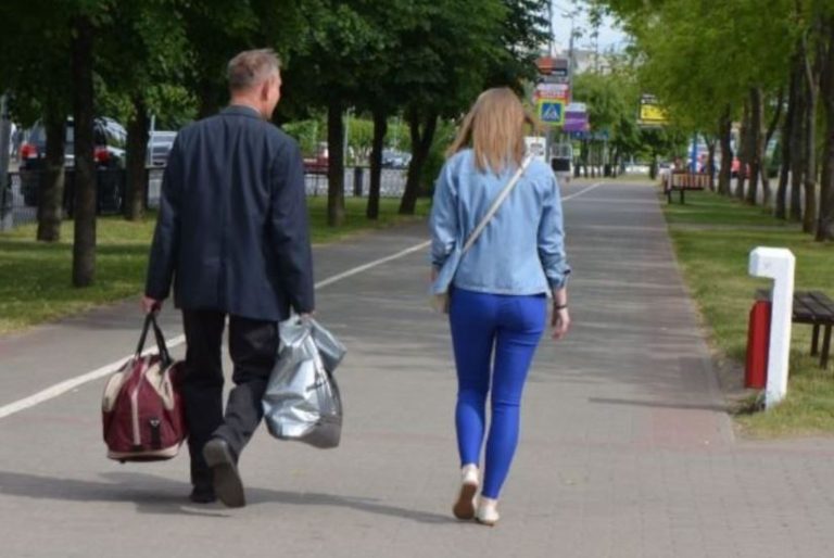 Раптом до Тетяни підійшов незнайомий чоловік. Тетяна зупинилася і глянула на нього. Йому було років сорок, і він був дивно одягнений. Він запитував у неї щось неймовірне