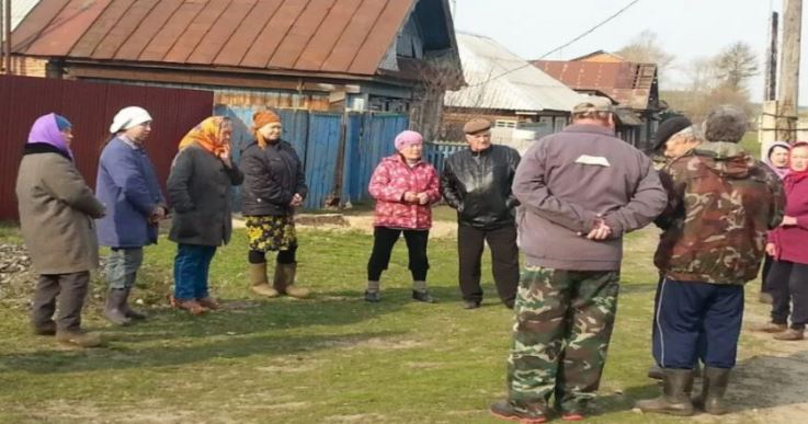 Копаємо ми з невісткою на городі грядки. Будинок у нас новий, придбали минулого літа. Город і сад засадили, очікуємо першого врожаю.