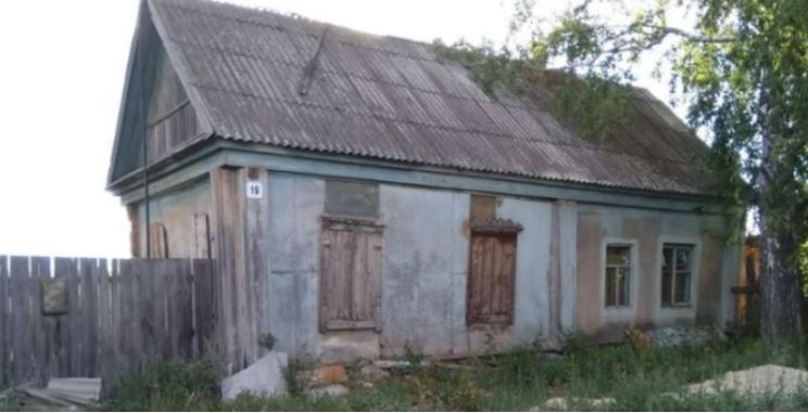 Віктор попросив маленьку жебрачку показати, де вона живе. А увійшовши до хати хлопець заціпенів, адже жінка яка лижить на ліжку, була.