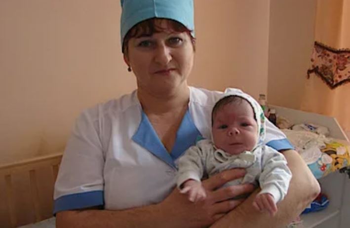 Немовля передаємо в руки медсестрі. Вона чаклує над ним. І раптом, несподівано, тишу сколихують дитячий крик