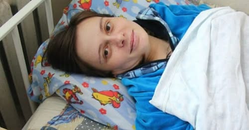 Сусідку по nалаті, молоду дівчину, ніхто не відвідував. Ми з чоловіком вирішили підтримати її — а невдовзі дізналися історію, яка зворуաила нас до глибини дуաі