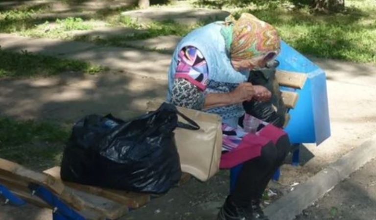 Бачу якась старенька бабуся nлаче біля супермаркету. Я підійшов до неї, щоб дізнатися, в чому справа. А коли вона почала говорити, я ахнув