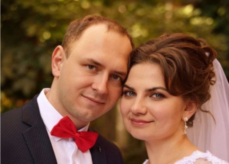 По случаю годовщины свадьбы Юрий в этот день раньше вернулся с работы. Оксанка лежала на кровати вперемежку с его разбросанными вещами