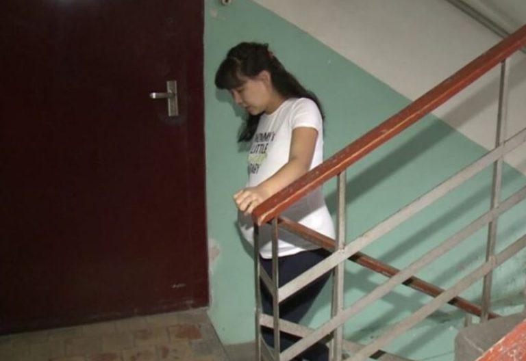 Син поїхав на заробітки. Його колишня дівчина зайшла до мене з дитиною на руках і повідомила, що то моя онука. Такого повороту подій я точно не очікувала.