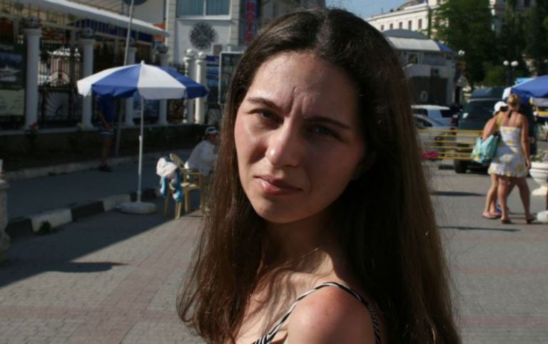 Незнайомка зупинила Іру на вулиці і вимагала дати їй спокій. Але ж Іра була заміжня, а на чужих чоловіків вона ніколи не дивилася