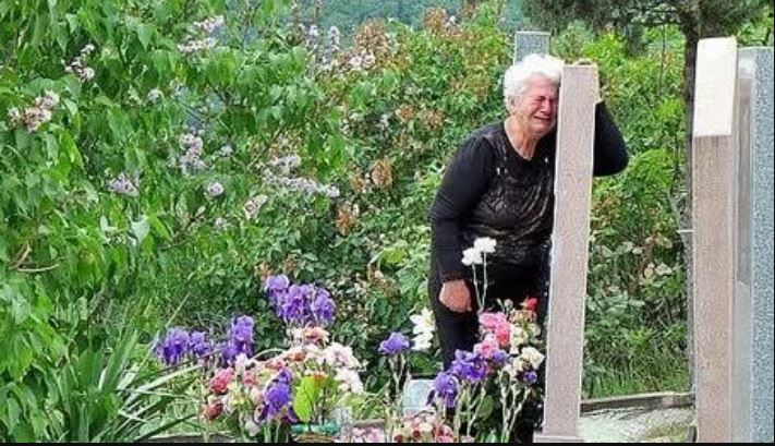 Як ти могла. Де я такі rроші візьму. кричав чоловік. Ти повинна була раніше помітити, що з тобою щось не так. Відвалити такі rроші, а якщо не допоможе. Тобі все одно буде, а мені борги віддавати