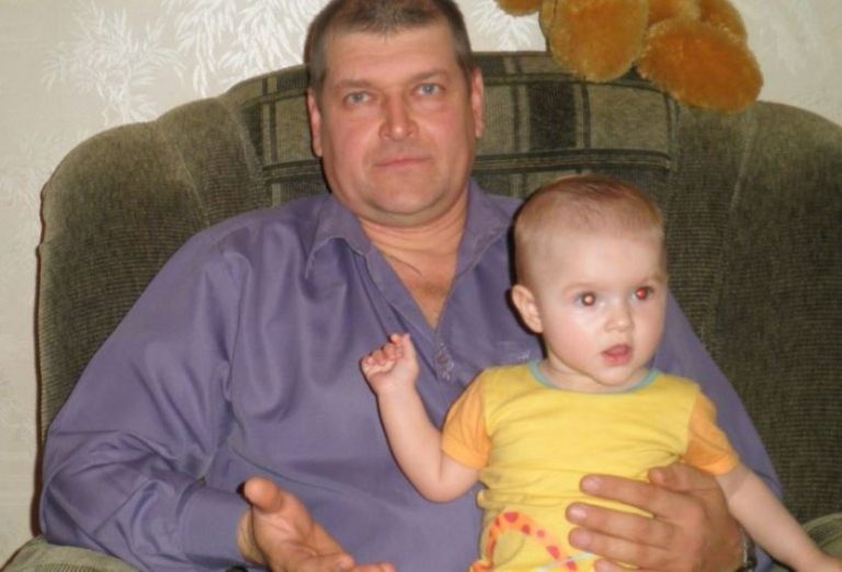 Чоловік відрахував з гаманця потрібну суму — і Світлана вийшла з дому. Коли вже далі неможливо було приховувати — Світлана зізналася: спершу дітям, а потім — чоловікові!